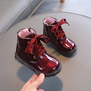 ショートブーツ キッズ 子供 女の子 靴 くつ ブーツ ショート丈 レースアップブーツ 靴紐 サイドファスナー フラット エナメル調 かわいい キュート おしゃれ ガーリー お出かけ ワイン ピンク 白