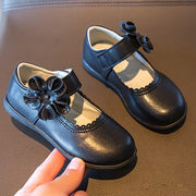 パンプス フラットシューズ キッズ ジュニア 子供用 子ども用 女の子 靴 くつ 甲ストラップ マジック テープ 面ファスナー 花 フラワー フェイクレザー 無地 ブラック ホワイト フォーマル シンプル カジュアル キュート かわいい ガーリー 入学式 入園式 よそ行き おしゃれ