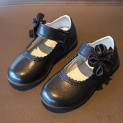 パンプス フラットシューズ キッズ ジュニア 子供用 子ども用 女の子 靴 くつ 甲ストラップ マジック テープ 面ファスナー 花 フラワー フェイクレザー 無地 ブラック ホワイト フォーマル シンプル カジュアル キュート かわいい ガーリー 入学式 入園式 よそ行き おしゃれ