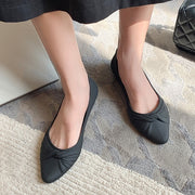 パンプス レディース シューズ ラウンドトゥ アーモンドトゥ ツイスト リボン ねじり 3cm ローヒール フラット かわいい おしゃれ きれいめ 上品 女性 婦人 通勤 オフィス