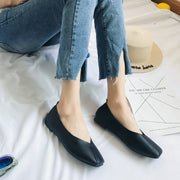 パンプス レディース 女性 靴 くつ シューズ スクエアトゥ ローヒール フラット ぺたんこ 黒 茶色 レザー調 フェイクレザー シンプル 通勤 お出かけシーン