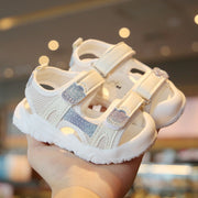 スポーツサンダル スポサン ベビー キッズ 赤ちゃん 子供用 女の子 男の子 ファーストシューズ 靴 マジック テープ ぺたんこ フラット 履物 くつ 着脱簡単 履きやすい 柔らかい ソフト 外出 お出掛け 赤ん坊 出産祝い 贈り物 プレゼント ギフト