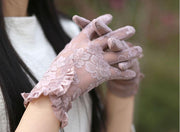 手袋 グローブ レース スマホ対応 レディース 女性 薄手 ファッション小物 総レース ショート 透け感 シースルー タッチパネル対応 フラワー 花柄 フリル ギャザー きれいめ 上品 おしゃれ シンプル かわいい ブライダルグローブ 通気性 日焼け予防 パーティ 運転時 紫 黒 灰 白 ピンク