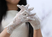 手袋 グローブ レース スマホ対応 レディース 女性 薄手 ファッション小物 総レース ショート 透け感 シースルー タッチパネル対応 フラワー 花柄 フリル ギャザー きれいめ 上品 おしゃれ シンプル かわいい ブライダルグローブ 通気性 日焼け予防 パーティ 運転時 紫 黒 灰 白 ピンク
