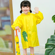 レインコート レインポンチョ カッパ 子供服 キッズ ベビー 赤ちゃん 女の子 男の子 ユニセックス 雨具 雨合羽 レイングッズ 長袖 膝丈 フード付き 透明つば付き 収納袋 恐竜 ダイナソー 怪獣 背びれ ポケット付き スナップボタン 袖ゴム イラスト入り 単色 かわいい キュート 防水 通園 通学 おしゃれ お出かけ かっこいい 定番 便利 黄 ピンク 緑 青