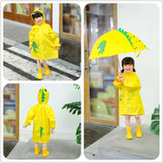 レインコート レインポンチョ カッパ 子供服 キッズ ベビー 赤ちゃん 女の子 男の子 ユニセックス 雨具 雨合羽 レイングッズ 長袖 膝丈 フード付き 透明つば付き 収納袋 恐竜 ダイナソー 怪獣 背びれ ポケット付き スナップボタン 袖ゴム イラスト入り 単色 かわいい キュート 防水 通園 通学 おしゃれ お出かけ かっこいい 定番 便利 黄 ピンク 緑 青