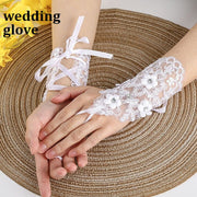 ウエディンググローブ 手袋 新婦 花嫁 ブライダル用品 ショート丈 指なし レース ラインストーン 花柄 フラワー ホワイト 白 上品 かわいい おしゃれ 挙式 披露宴 レディース 女性 婦人