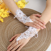 ウエディンググローブ 手袋 新婦 花嫁 ブライダル用品 ショート丈 指なし レース ラインストーン 花柄 フラワー ホワイト 白 上品 かわいい おしゃれ 挙式 披露宴 レディース 女性 婦人