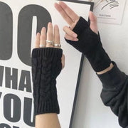 アームウォーマー アームカバー ハンドウォーマー レディース 女性 婦人 服飾小物 ファッション小物 アラン模様 ニット 無地 単色 シンプル かわいい おしゃれ 指なし手袋 手首 防寒