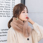マフラー ティペット 差し込み ショートマフラー フェイクファー ふわふわ レディース 女性 婦人 ファッション小物 ネックウォーマー もこもこ 防寒 あったか 暖かい 寒さ対策 ポンポン かわいい おしゃれ 単色 きれいめ 上品 お出かけ 通勤 通学 プレゼント ギフト カラバリ豊富 黒 白 ワイン 灰 ピンク 赤