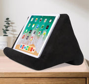 タブレットスタンド iPadスタンド ポケット付き スマホスタンド クッションタイプ 寝ながら操作 膝上操作 タブレット操作 ソフト 柔らかい 三角 トライアングル 枕 ピロー 読書 映画鑑賞 ゲーム リラックスタイム おうち時間 寝室 リビング ipad アイパッド