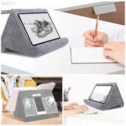 タブレットスタンド iPadスタンド ポケット付き スマホスタンド クッションタイプ 寝ながら操作 膝上操作 タブレット操作 ソフト 柔らかい 三角 トライアングル 枕 ピロー 読書 映画鑑賞 ゲーム リラックスタイム おうち時間 寝室 リビング ipad アイパッド