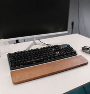 木製キーボードリストレスト ウッドパームレスト サポート 事務用品 シンプルデザイン 滑り止め付き 104キー対応 パソコン オフィス 仕事 在宅ワーク テレワーク 無地 シンプル PCゲーム PC作業