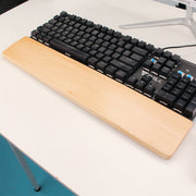 木製キーボードリストレスト ウッドパームレスト サポート 事務用品 シンプルデザイン 滑り止め付き 104キー対応 パソコン オフィス 仕事 在宅ワーク テレワーク 無地 シンプル PCゲーム PC作業