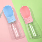 ペット用給水ボトル 携帯水筒 ペットウォーターボトル 水飲みボトル 水やり ワンプッシュ 持ち運び お散歩グッズ ストラップ付 350ml ペット用品 ペットグッズ 持ち歩き 携帯 洗いやすい 便利グッズ イヌ 犬 ネコ 猫 中が見える クリア シンプル かわいい コンパクト 青 ピンク