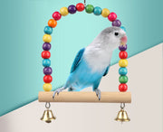 バードトイ 鳥おもちゃ 鳥の遊び場 ブランコ型 ペットグッズ ペット用品 玩具 オウム セキセイインコ 文鳥 木製 ベル ビーズ カラフル 鈴 音が鳴る 吊り下げ 止まり木 ストレス解消 運動不足解消 赤 橙 緑 黄 青