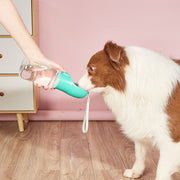 ペット用携帯水筒 給水ボトル 犬用 猫用 ウォーターボトル 350ml ストラップ付き 給水器 水入れ ポータブル 持ち歩き 水分補給 ペット用品 散歩 お出掛け イヌ用 ネコ用