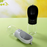 ペット用携帯水筒 給水ボトル 犬用 猫用 ウォーターボトル 300ml ストラップ付き 給水器 水入れ ポータブル 持ち歩き 水分補給 ペット用品 散歩 お出掛け イヌ用 ネコ用