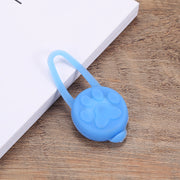 首輪用チャーム 首輪アクセサリー ペット用アクセサリー ペンダントライト LEDライト ペット用品 ペットグッズ 犬 猫 首輪飾り シリコン 防犯ライト 安全ライト 電池式 吊り下げ ナスカン 取り付け簡単 肉球 丸型 サークル 目印 やわらかい ソフト 夜の散歩 夜間 お散歩 お出かけ 点滅 点灯 かわいい おしゃれ 赤 青 緑 橙 ピンク