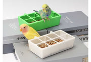 鳥用餌入れ エサ入れ バードフィーダー 仕切り付き 8マス 鳥用食器 四角形 フック付き ケージ取り付け 飛び散り防止 フードボウル ペット用品 小鳥 インコ