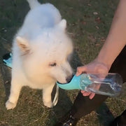 ペット用給水器 ウォーターボトル ストラップ付き 犬用 猫用 携帯 水筒 給水ボトル 350ml ポータブル コンパクト 持ち運び お散歩 外出 お出かけ アウトドア ドライブ おしゃれ シンプル ウォーターボウル付き ペット用品 イヌ いぬ ネコ ねこ キャット ドッグ