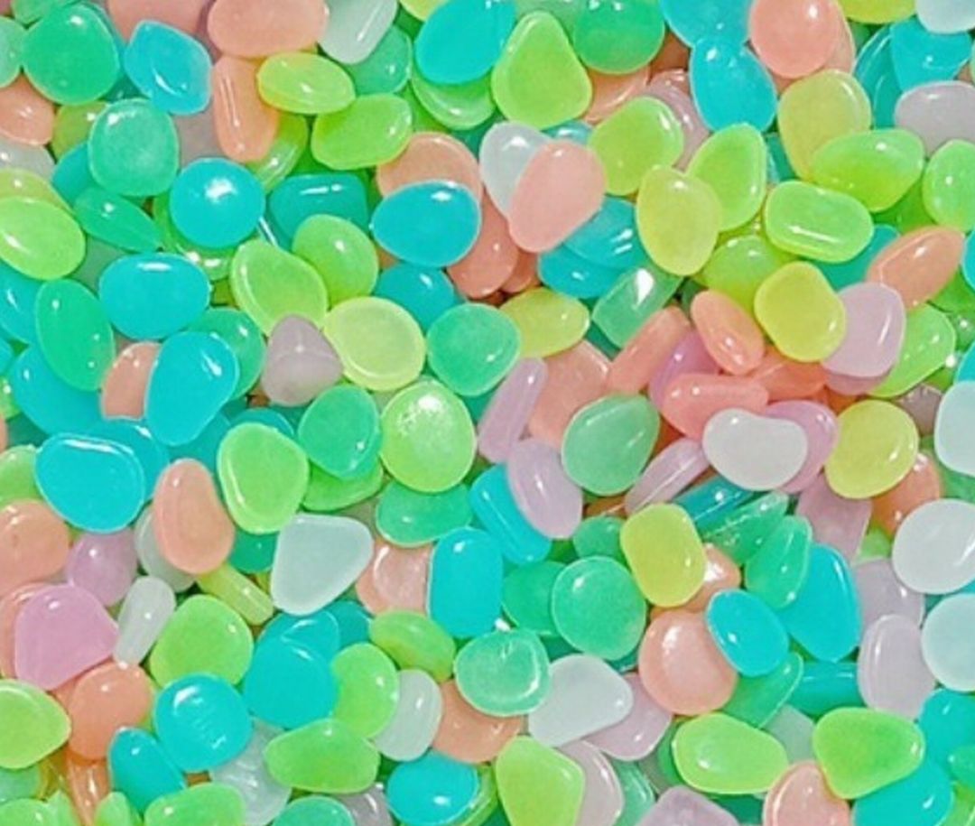 水槽用夜光石 100個セット ペット用品 アクアリウム用品 水槽内装 熱帯魚 金魚 蛍光 小石 光る きれい おしゃれ 青 緑
