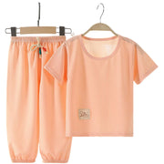 パジャマ 上下セット セットアップ キッズ ベビー ジュニア 男の子 女の子 子供用 トップス ボトムス 半袖 ロングパンツ 長ズボン プルオーバー ラウンドネック 丸首 ラグラン ウエストゴム 裾ゴム ルームウェア 部屋着 ロゴ 英字 カジュアル かわいい おしゃれ ピンク ブルー グレー 寝間着 寝巻き
