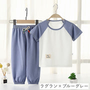 パジャマ 上下セット セットアップ キッズ ベビー ジュニア 男の子 女の子 子供用 トップス ボトムス 半袖 ロングパンツ 長ズボン プルオーバー ラウンドネック 丸首 ラグラン ウエストゴム 裾ゴム ルームウェア 部屋着 ロゴ 英字 カジュアル かわいい おしゃれ ピンク ブルー グレー 寝間着 寝巻き