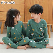 パジャマ 上下セット 子供服 キッズ ジュニア 男の子 女の子 ルームウェア 長袖 長ズボン ウエストゴム かわいい 動物 くま 猫 ネコ サル プリント イラスト 部屋着 寝巻き カットソー ラウンドネック プルオーバー リラックス カジュアル セットアップ 2点セット おしゃれ デイリー 普段使い リンクコーデ 兄弟 姉妹 お揃い おそろ 100 110 120 130