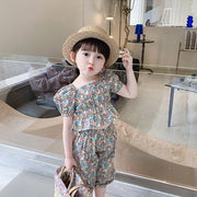 セットアップ 上下セット 2点セット ブラウス ハーフパンツ キッズ 女の子 トップス ボトムス 半袖 スクエアネック パフスリーブ ゴムウエスト 6分丈 裾ゴム ペプラム 総柄 花柄 ピンク レッド カラフル かわいい キュート 華やか リゾート着 夏