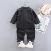 スリーピーススーツ セットアップ 上下セット シングルスーツ シャツ ベスト ジャケット ロングパンツ ネクタイ キッズ ベビー 子ども服 子供服 男の子 女の子 トップス ボトムス 長そで 長袖 襟付き 角襟 総柄 ストライプ しましま フォーマル シック よそ行き 結婚式 入園式 入学式 発表会