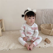 パジャマ 寝巻 寝間着 ルームウェア 部屋着 キッズ 子ども服 子供服 女の子 長袖 長ズボン ロングパンツ 袖フリル 裾フリル プルオーバー ゴムウエスト 総柄 ハート ドット 水玉 ホワイト ピンク カジュアル かわいい キュート