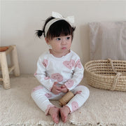 パジャマ 寝巻 寝間着 ルームウェア 部屋着 キッズ 子ども服 子供服 女の子 長袖 長ズボン ロングパンツ 袖フリル 裾フリル プルオーバー ゴムウエスト 総柄 ハート ドット 水玉 ホワイト ピンク カジュアル かわいい キュート