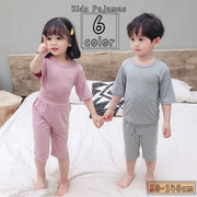 パジャマ ルームウェア 上下セット 子供服 キッズ ジュニア 男の子 女の子 男女兼用 薄手 Tシャツ 半袖 七分丈ズボン ハーフパンツ 短パン ハイウエスト ラウンドネック プルオーバー 2点セット 単色 無地 シンプル カジュアル かっこいい かわいい 部屋着 寝巻 ピンク 灰 ネイビー 青 ベージュ 黄