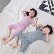 パジャマ ルームウェア 上下セット 子供服 キッズ ジュニア 男の子 女の子 男女兼用 薄手 Tシャツ 半袖 七分丈ズボン ハーフパンツ 短パン ハイウエスト ラウンドネック プルオーバー 2点セット 単色 無地 シンプル カジュアル かっこいい かわいい 部屋着 寝巻 ピンク 灰 ネイビー 青 ベージュ 黄