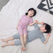 パジャマ ルームウェア 上下セット 子供服 キッズ ジュニア 男の子 女の子 男女兼用 薄手 Tシャツ 半袖 七分丈ズボン ハーフパンツ 短パン ハイウエスト ラウンドネック プルオーバー 2点セット 単色 無地 シンプル カジュアル かっこいい かわいい 部屋着 寝巻 ピンク 灰 ネイビー 青 ベージュ 黄