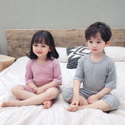 パジャマ ルームウェア 上下セット 子供服 キッズ ジュニア 男の子 女の子 男女兼用 薄手 Tシャツ 半袖 七分丈ズボン ハーフパンツ 短パン ハイウエスト ラウンドネック プルオーバー 2点セット 単色 無地 シンプル カジュアル かっこいい かわいい 部屋着 寝巻 ピンク 灰 ネイビー 青 ベージュ 黄