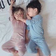 パジャマ ルームウェア 上下セット 子供服 キッズ ジュニア 男の子 女の子 男女兼用 薄手 Tシャツ 半袖 七分丈ズボン ハーフパンツ 短パン ハイウエスト ラウンドネック プルオーバー 2点セット 単色 無地 シンプル カジュアル かっこいい かわいい 部屋着 寝巻 ピンク 灰 ネイビー 青 ベージュ 黄