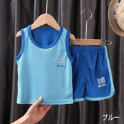 セットアップ 上下セット タンクトップ ハーフパンツ キッズ ジュニア ベビー 男の子 女の子 子供服 トップス ボトムス ノースリーブ 袖なし ラウンドネック 丸首 半ズボン メッシュ ウエストゴム ロゴ 英字 グレー ブルー カジュアル シンプル おしゃれ かわいい かっこいい スポーツ 運動 普段着 グリーン オレンジ