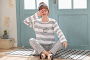 パジャマ ルームウエア 上下セットアップ 部屋着 寝巻き 長袖Tシャツ カットソー ロングパンツ レディース メンズ お揃い ペアルック トップス ボトムス 長ズボン ラウンドネック 丸首 セットインスリーブ 普通袖 シンプル カジュアル おしゃれ かわいい かっこいい ゆったり リラックス ストレスフリー カップル 夫婦 女性 男性 女子 男子 婦人 紳士 春 夏 秋 冬