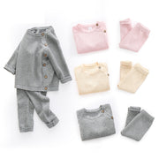 パジャマ ルームウェア 上下 2点セット ニット セーター ベビー キッズ 子供 女の子 男の子 トップス ボトムス 長袖 前ボタン サイドボタン ラウンドネック レギパン ロングパンツ 無地 単色 シンプル お洒落 部屋着 寝巻き 寝間着 リラックスウェア 子供服