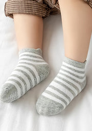 子供用ショートクルーソックス 6足セット キッズ ベビー 子ども 靴下 くつ下 滑り止め付き 防滑 伸縮 通気 保温 吸水性 無地 単色 ボーダー バイカラー ソリッドカラー シンプル カジュアル かわいい おしゃれ 上品 お出掛け お呼ばれ おめかし 普段使い 通園 合わせやすい こども 女の子 男の子 ガールズ ボーイズ 乳幼児 新生児 プレゼント ギフト 贈り物 お祝い