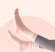 ヨガソックス 滑り止め付 クルーソックス 単品 レディース 靴下 フィットネス ジム ピラティス スポーツ ライン入り シリコン 女性用 婦人用 フットウエア レッグウエア ブラック ホワイト ピンク グレー
