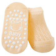クルーソックス ベビー靴下 赤ちゃん キッズ 子ども 男女兼用 女の子 男の子 くつ下 ショートソックス くるぶしソックス 通気性 滑り止め付き 伸縮性 薄手 ネコ 英字入り かわいい シンプル ベーシック 定番 おしゃれ キュート ヘビロテ お出かけ 白 カーキ ピンク 青 緑 黄