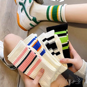 クルーソックス 靴下 くつ下 レディース 女性 婦人 レッグウェア クルー丈 ライン ボーダー かわいい カジュアル スポーティ おしゃれ シンプル お出かけ 通学 運動 黒 白 青 ピンク 緑