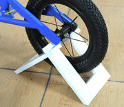 子供用バイクスタンド キックバイクスタンド 子供用自転車スタンド ストライダー用スタンド キッズ用 保管 ディスプレイ 片輪 キッズバイク ペダルなし二輪遊具用 バランスバイク用 トレーニングバイク用 ランニングバイク用 整理整頓 片付け ホルダー