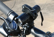 ライトホルダー 自転車用アクセサリー 懐中電灯ホルダー ブラケット ロードバイク マウンテンバイク 自転車用品 サイズ調節可 ライトクリップ 360度回転 取り付け簡単 便利グッズ サイクリング