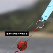 フィッシュグリップ フィッシュキャッチャー リール式 伸縮 カラビナ付き 吊り下げ 釣り用品 魚掴み ハサミ型 魚つかみ フィッシングツール 釣り具 魚用トング 掴む 挟む 持ち運び ポータブル 携帯用 便利グッズ