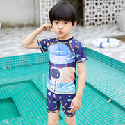 水着 上下セット 2点セット 子供用 キッズ ジュニア 男の子 スイムウェア 半袖 セパレート 水泳用品 短パン ショートパンツ クルーネック 海 プール ラッシュガード 川 水遊び 恐竜 ロゴ 男児 こども用