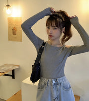 カットソー レディース 女性 トップス 長袖 丸首 ラウンドネック プルオーバー カットアウェイショルダー アシンメトリー 左右非対称 無地 グレー ブラック シンプル カジュアル フェミニン セクシー 大人女子 春 秋